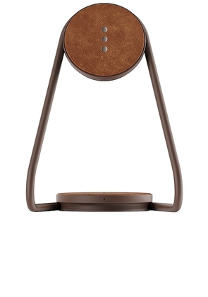 Courant Mag: 2 Classics Magnetic Charging Stand in Brown.