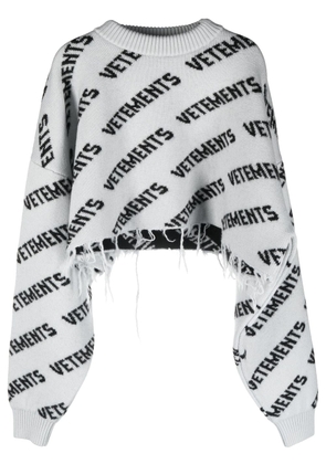 VETEMENTS distressed cropped logo-intarsia jumper - Grey