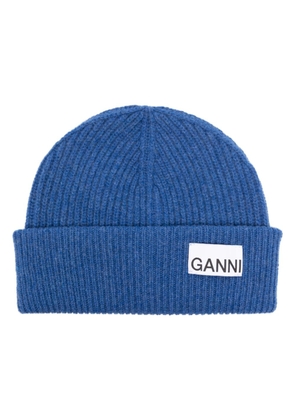 GANNI logo-tag ribbed beanie - Blue