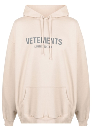 VETEMENTS logo print drawstring hoodie - Neutrals