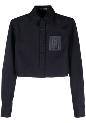 Raf Simons logo-patch cropped cotton shirt - Blue