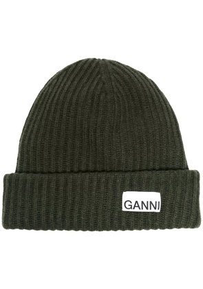 GANNI logo-patch ribbed-knit beanie - Green