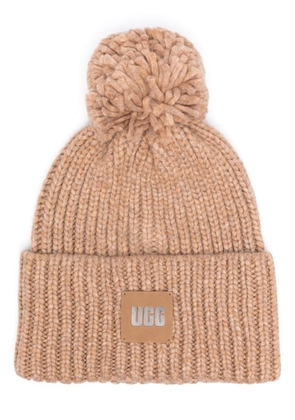 UGG logo-patch ribbed-knit beanie - Neutrals