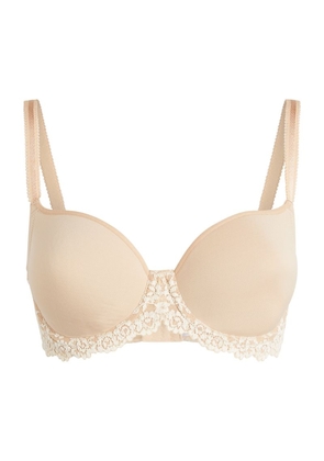 https://cdn-images.milanstyle.com/fit-in/295x420/filters:quality(100)/filters:fill(white)/spree/images/attachments/012/059/950/original/wacoal-embrace-lace-contour-bra-harrods-photo.jpg