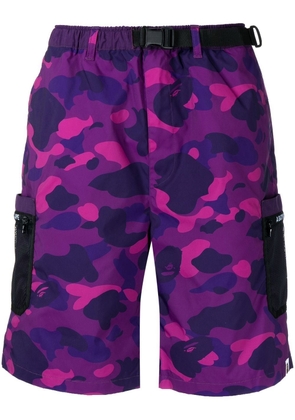 A BATHING APE® BAPE camouflage-print cargo shorts - Purple