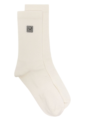 TOTEME logo-intarsia ribbed-knit socks - White