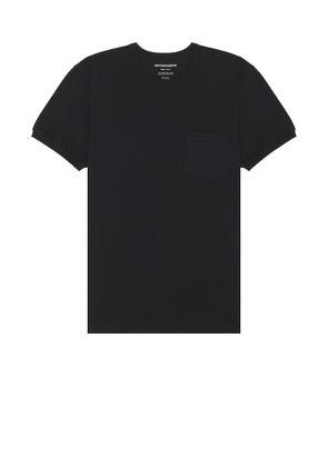 OUTERKNOWN Sojourn Pocket Tee in Black. Size XL/1X.