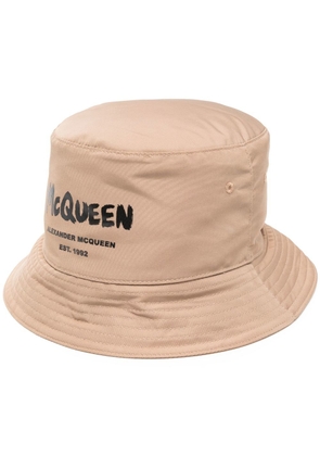 Alexander McQueen logo-print bucket hat - Neutrals