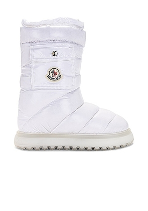 Moncler Gaia Pocket Mid Snow Boot in White - White. Size 40 (also in 38).