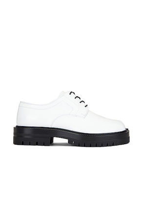 Maison Margiela Tabi Country Derby Lace-up in White & Black - White. Size 36 (also in 37, 38, 39).
