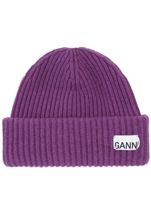 GANNI logo-patch ribbed-knit beanie - Purple