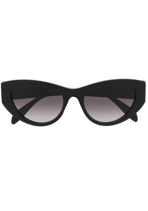 Alexander McQueen Eyewear logo-print cat-eye sunglasses - Black