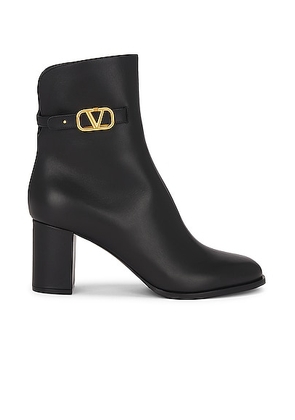 Valentino Garavani V Logo Signature Boot in Nero - Black. Size 39.5 (also in 36, 36.5, 37, 37.5, 38, 38.5, 39, 40).