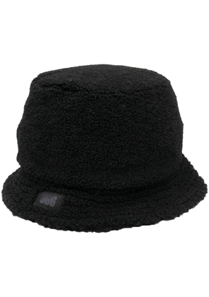UGG logo-patch shearling-effect hat - Black