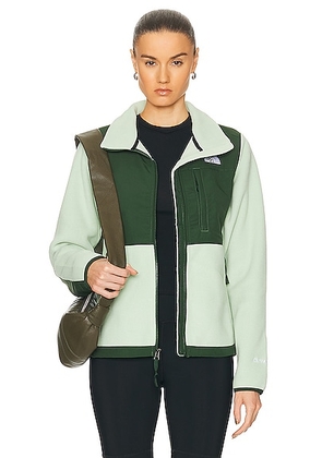 The North Face Denali Jacket in Misty Sage & Pine Needle - Green. Size XS (also in L, M, S).