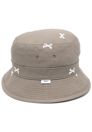 WTAPS embroidered-motif bucket hat - Grey