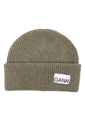 GANNI logo-tag ribbed beanie - Green