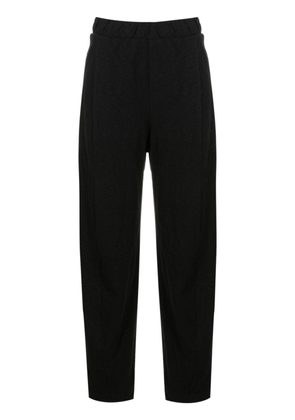 Osklen elasticated-waistband tapered trousers - Black