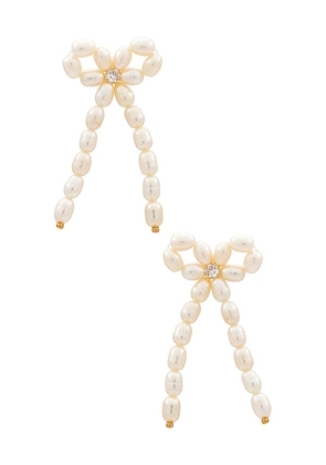 SHASHI Pearl Bow Earring in Ivory.