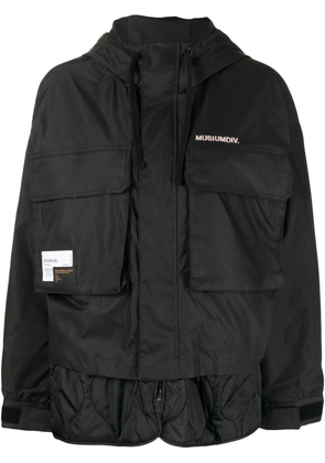 Musium Div. logo-patch short parka jacket - Black