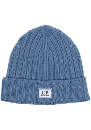 C.P. Company logo-patch ribbed wool beanie - Blue