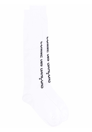 Comme des Garçons Homme Plus logo-print crew socks - White