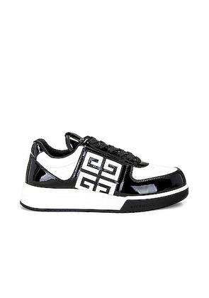 Givenchy G4 Low Top Sneaker in Black & White - Black. Size 43 (also in 42, 44, 45).