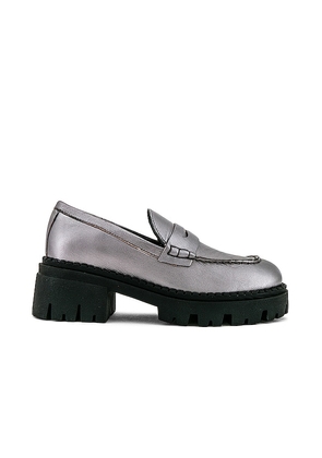 Free People Lyra Loafer in Metallic Silver. Size 37.5, 38.5, 39, 39.5, 40, 41.