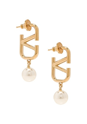 Valentino Garavani V Logo Signature Pearl Earrings in Oro & Cream - Metallic Gold. Size all.