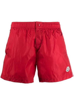 Moncler logo-patch swim shorts - Red