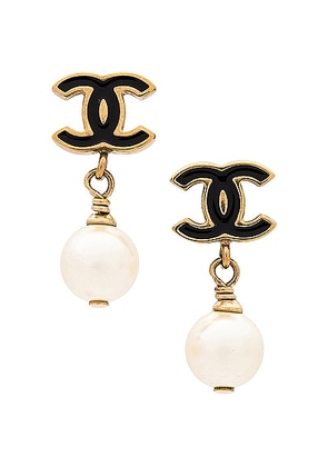 chanel FWD Renew Chanel Coco Mark Pearl Earrings in Gold - Metallic Gold. Size all.