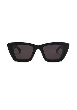 ALAÏA Lettering Logo Rectangular Sunglasses in Black & Grey - Black. Size all.