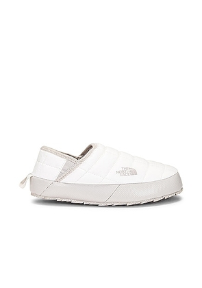 The North Face Thermoball Traction Mule in Gardenia White & Silver Grey - White. Size 9 (also in ).