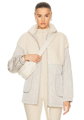 Varley Derry Quilt Sherpa Jacket in Dove & Sandshell - Grey. Size S (also in ).