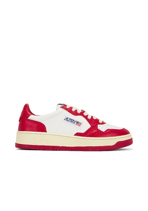 Autry Medalist Low Sneaker in Red. Size 41, 43, 44, 45.