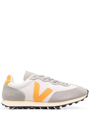 VEJA logo-patch low-top sneakers - White