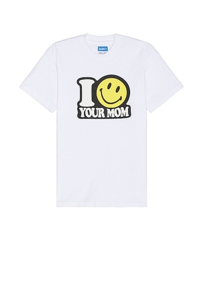 Market Smiley Your Mom T-Shirt in White. Size M, S.