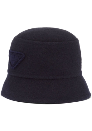 Prada triangle-logo velour bucket hat - Blue
