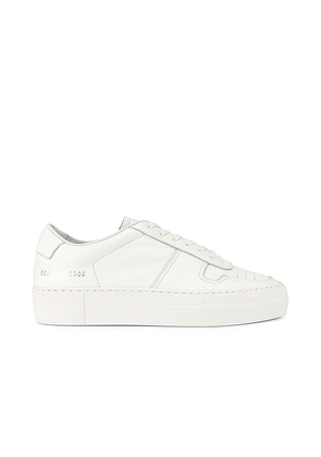 Common Projects Bball Low Sneaker in White. Size 36, 37, 38, 39, 40.