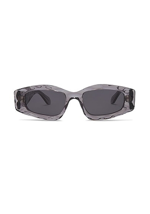ALAÏA Lettering Logo Geometrical Sunglasses in Grey - Grey. Size all.