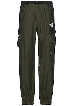 The North Face Soukuu Hike Belted Utility Shell Pant in Tnf Black & Forest Night - Green. Size L (also in M, S, XL/1X).