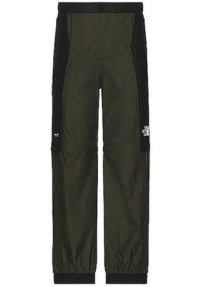 The North Face Soukuu Hike Convertible Shell Pant in Tnf Black & Forest Night - Dark Green. Size L (also in M, S, XL/1X).