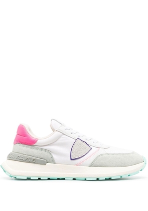 Philippe Model Paris logo-patch low-top sneakers - White