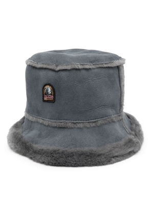 Parajumpers logo-patch sheepskin bucket hat - Blue