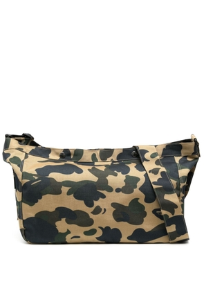 A BATHING APE® camouflage-print shoulder bag - Neutrals
