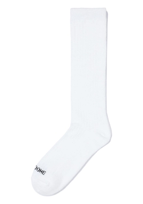 We11done logo-intarsia ribbed-knit socks - White