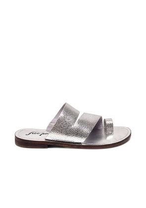 Free People Abilene Toe Loop Sandal in Metallic Silver. Size 36.5, 37, 37.5, 38, 38.5, 40, 41.