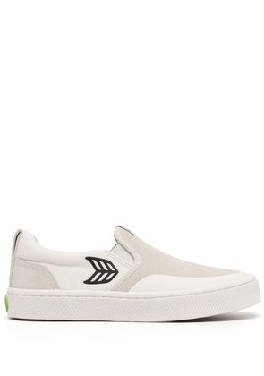 Cariuma logo-patch slip-on sneakers - White