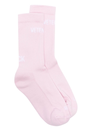 VETEMENTS logo-intarsia ribbed socks - Pink