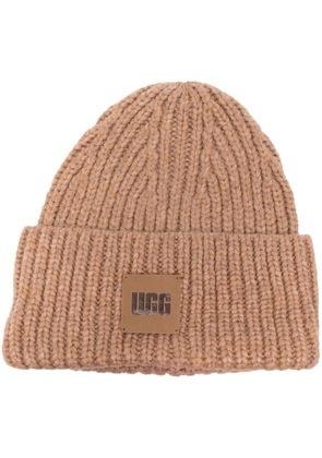 UGG logo-patch knitted beanie - Brown